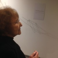 Rolande Schmitz-Maringer devant le poème La Balançoire