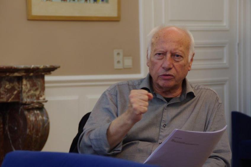 Jacques Herbet Place de la Gare, 39/56 6800 Libramont jacques.herbet@skynet.be Membre de l’Académie luxembourgeoise depuis 2017. Né à Andrimont le 24/12/43 Metteur en scène Etudes à l’INSAS Du Centre Dramatique de Wallonie dans les années 1960 au Centre de Lecture Théâtrale de la province de Luxembourg en 2O16 en passant par la plupart des théâtres bruxellois et de Wallonie, plus de 400 mises en scène et autant de décors sonores ne lui ont pas donné envie de changer de métier . En province de Luxembourg, il a participé à la création du Centre Dramatique Ardennais, du Capiche Arden’Théâtre, du Centre Dramatique d’Arlon, de la compagnie «  des Racines et des Mots », animé plusieurs ateliers théâtre à Marche, Athus, Bertrix et réalisé des spectacles les plus divers un peu partout. Parmi ces nombreuses réalisations on peut constater deux préférences, les spectacles à caractère historique et les créations d’auteurs belges. Depuis quelques années il prend aussi beaucoup de plaisir à écrire des scénarios pour des livres illustrés par Palix, « La Marquise du Pont d’Oye », «  Ermesinde », « Théroigne de Méricourt »…